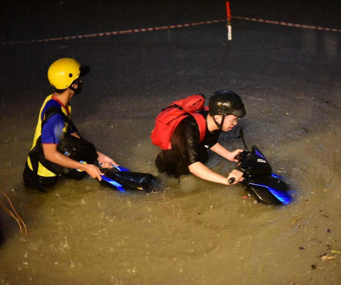 Sài Gòn mưa lớn, kéo dài hàng tiếng đồng hồi khiến người và xe cùng 'bơi' về nhà Ảnh 5