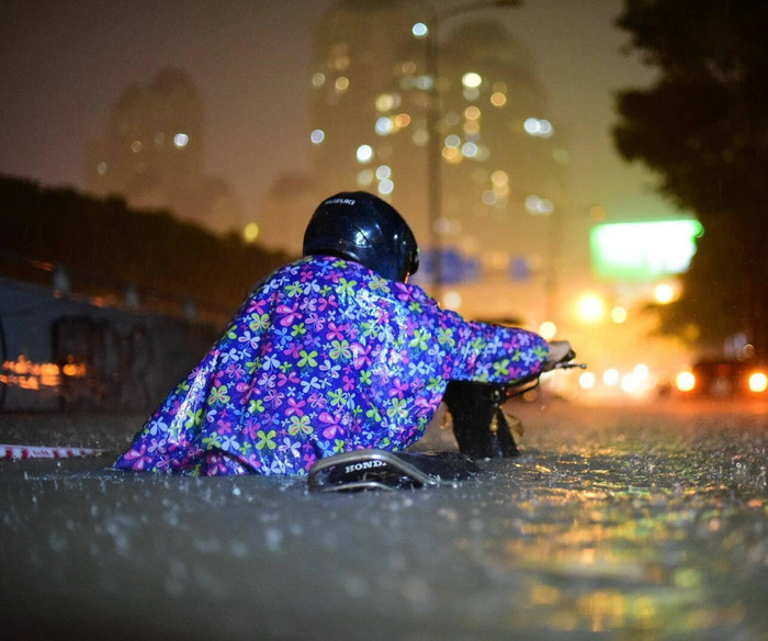 Sài Gòn mưa lớn, kéo dài hàng tiếng đồng hồi khiến người và xe cùng 'bơi' về nhà Ảnh 7