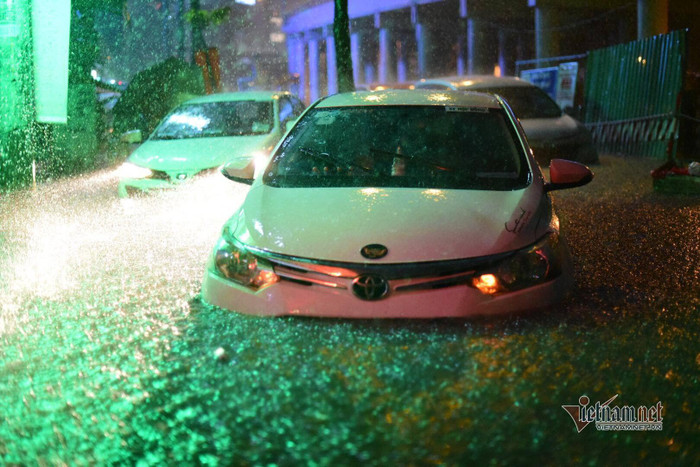 Sài Gòn mưa lớn, kéo dài hàng tiếng đồng hồi khiến người và xe cùng 'bơi' về nhà Ảnh 6