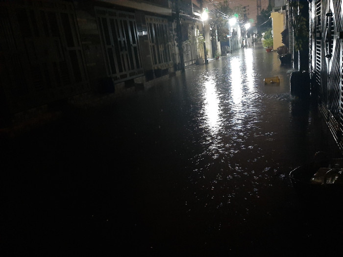 Một con hẻm đã biến thành một dòng sông do trận mưa lớn chiều nay ngày 6/8