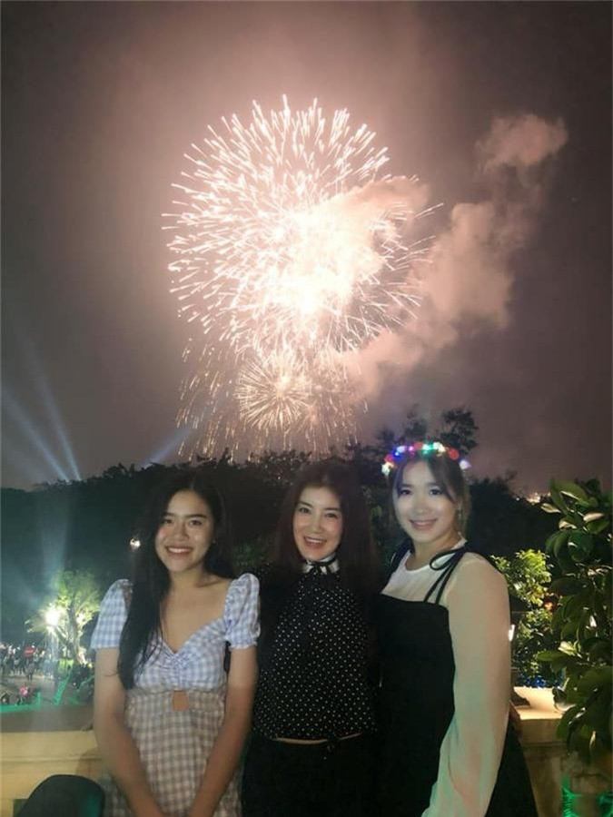 Hai 'công chúa' Gia Linh và Gia Hân của Kim Tử Long với người vợ hai (ở giữa)