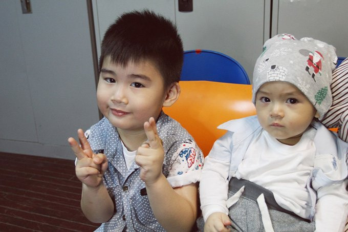 Andy Hoàng Gia Khánh (trái) và Peter Hoàng Gia Khiêm (phải)