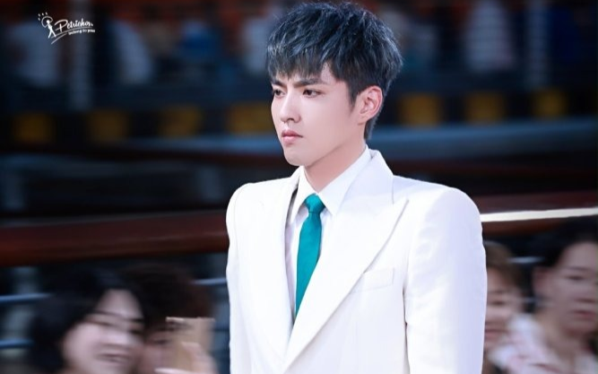 Ngô Diệc Phàm cõng theo linh vật cao 2m, Cnet: Sao anh ta có thể nhịn cười được? Ảnh 2