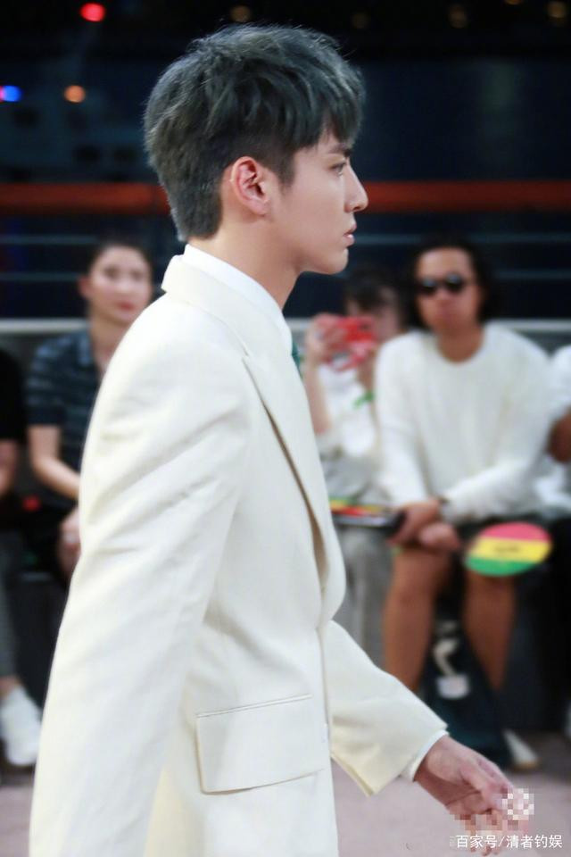 Ngô Diệc Phàm cõng theo linh vật cao 2m, Cnet: Sao anh ta có thể nhịn cười được? Ảnh 9