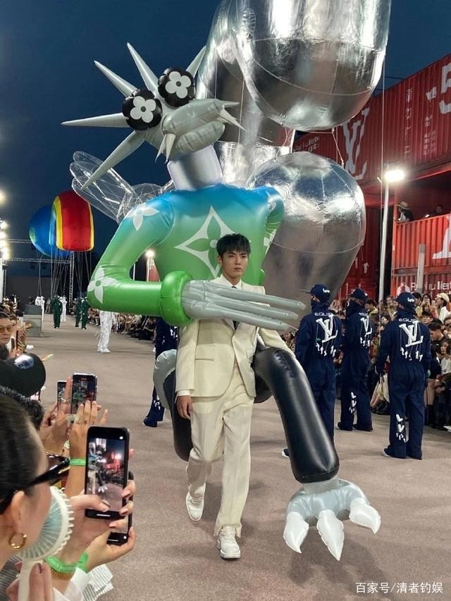 Ngô Diệc Phàm cõng theo linh vật cao 2m, Cnet: Sao anh ta có thể nhịn cười được? Ảnh 14