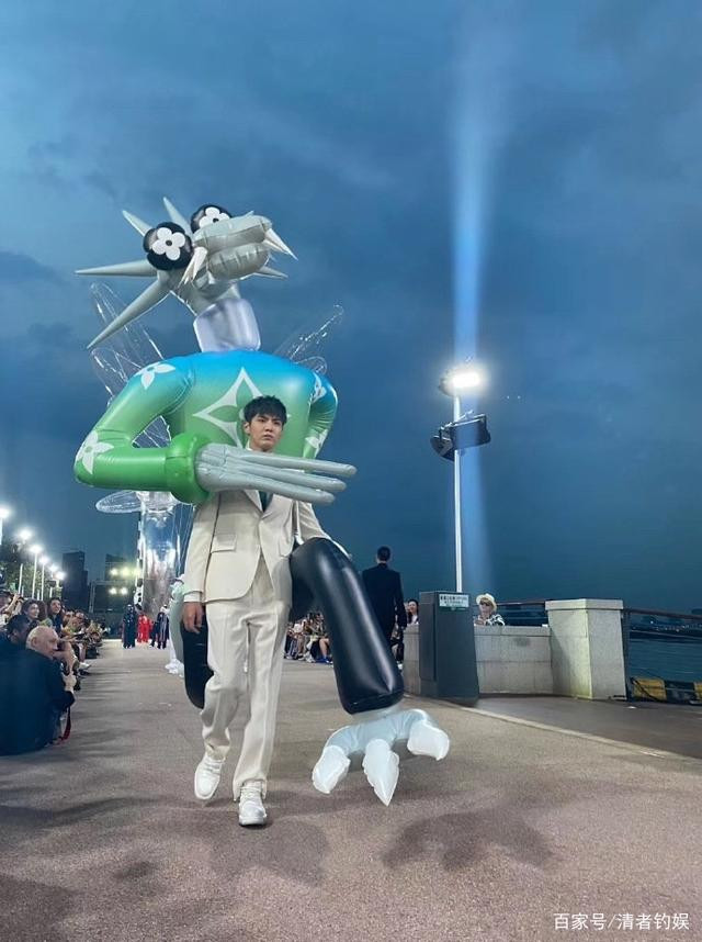 Ngô Diệc Phàm cõng theo linh vật cao 2m, Cnet: Sao anh ta có thể nhịn cười được? Ảnh 15