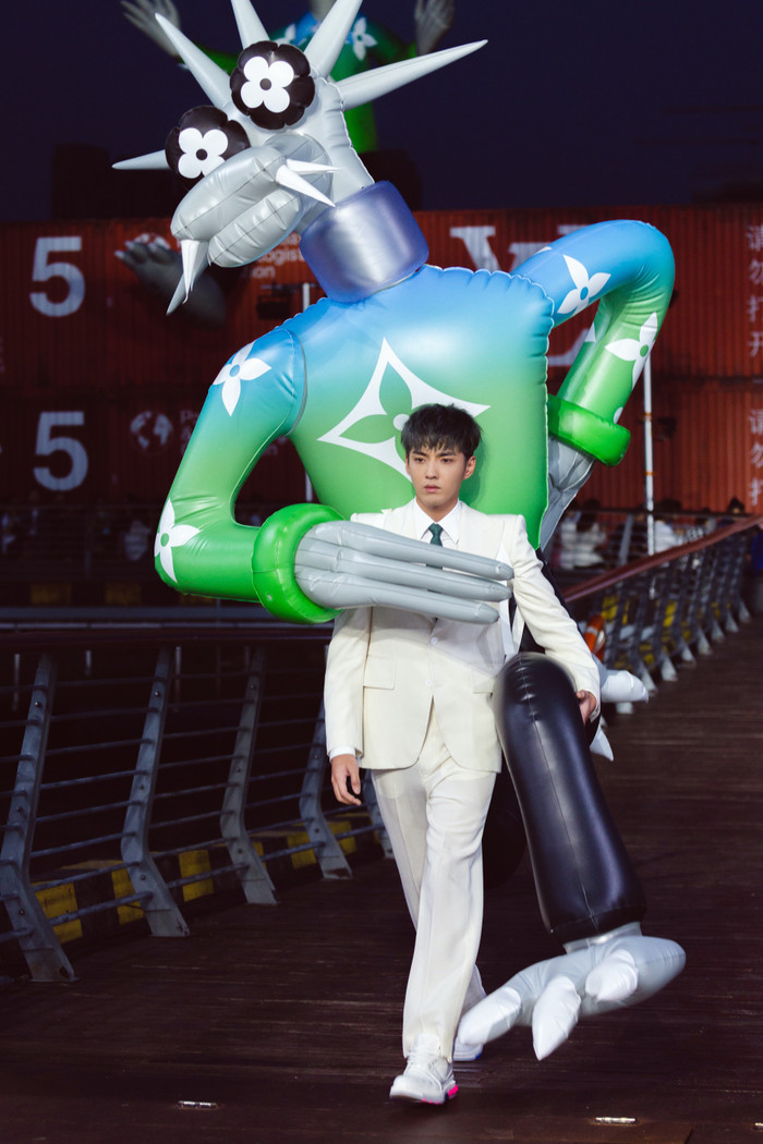 Ngô Diệc Phàm cõng theo linh vật cao 2m, Cnet: Sao anh ta có thể nhịn cười được? Ảnh 10