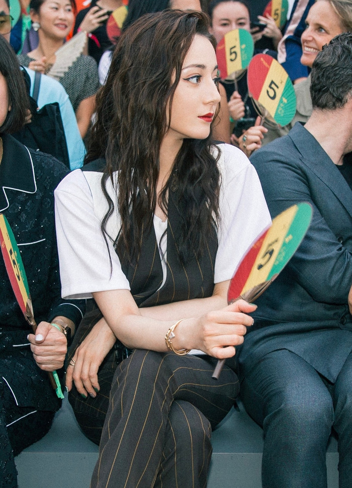 Nhan sắc xinh đẹp trên hàng ghế đầu show LV thu hút ống kính phóng viên&nbsp;