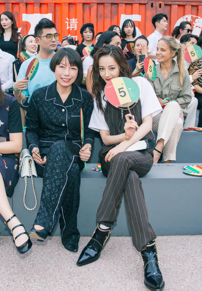 Khác với Ngô Diệc Phàm phải sải bước trên sàn catwalk &nbsp;thì Địch Lệ Nhiệt Ba tham gia show thời trang Nam của nhà LV thì được làm khách mời VIP ngồi hàng ghế front- row bên cạnh tổng biên tập tạp chí Vogue Trung Quốc Angelica Cheung