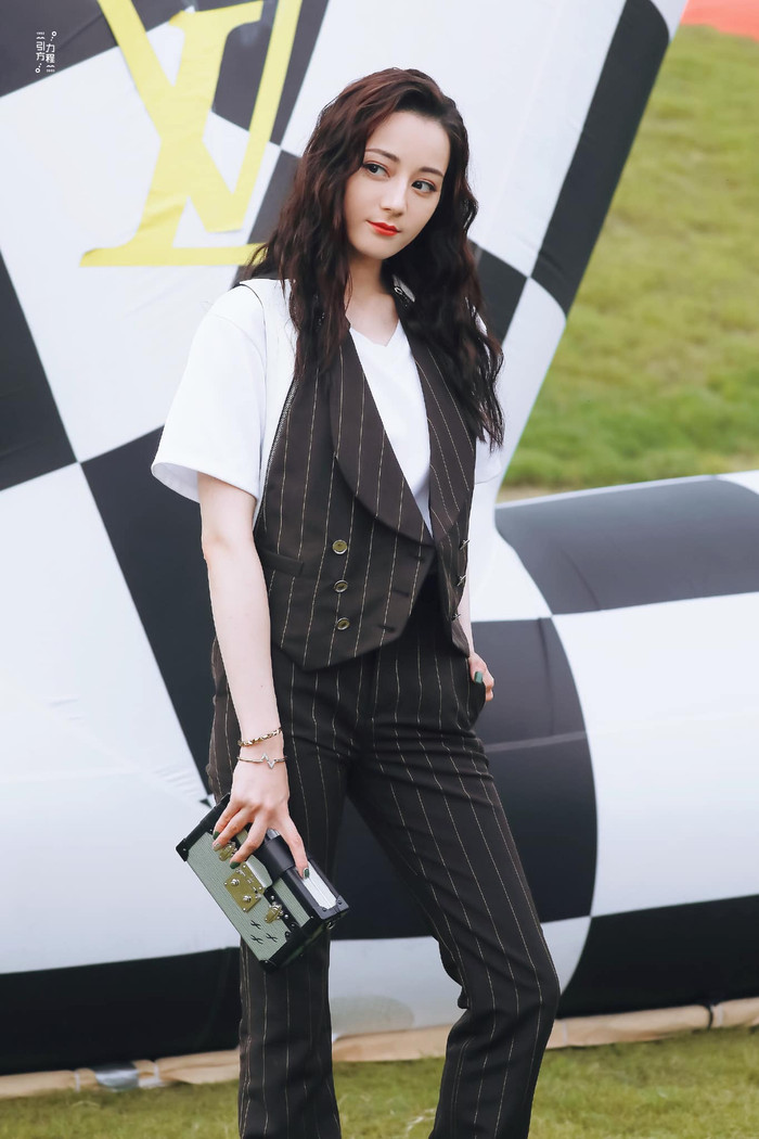 Người đẹp Cbiz chọn ví cầm tay clutch hình hộp chữ nhật&nbsp;