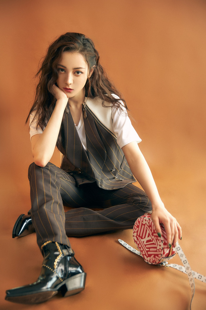 'Anh Địch Lệ Nhiệt Ba' chọn phong cách nam tính trong loạt ảnh thời trang để trước khi đến sự kiện của Louis Vuitton