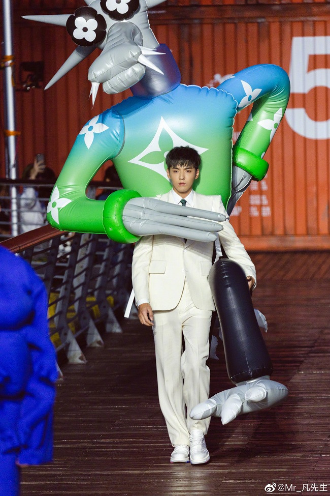 &nbsp;Ngô Diệc Phàm làm vedette chốt show thời trang hôm qua vác con linh vật 2m được anh mang trên lưng chính là linh vật đại diện cho chủ đề BST Louis Vuitton lần này.