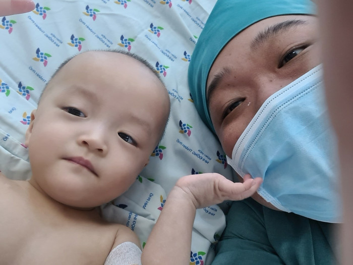 Bé Diệu Nhi rạng rỡ nắm lấy bàn tay bác sĩ đã chỉnh bột cho mình Ảnh 4