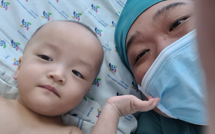 Bé Diệu Nhi rạng rỡ nắm lấy bàn tay bác sĩ đã chỉnh bột cho mình Ảnh 2