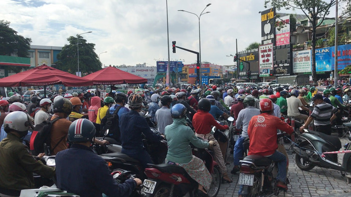 TP.HCM: Xuất hiện 'hố tử thần' khiến đoạn đường kẹt xe đông đúc Ảnh 6