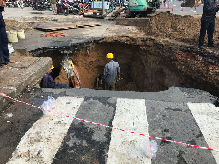 TP.HCM: Xuất hiện 'hố tử thần' khiến đoạn đường kẹt xe đông đúc Ảnh 3