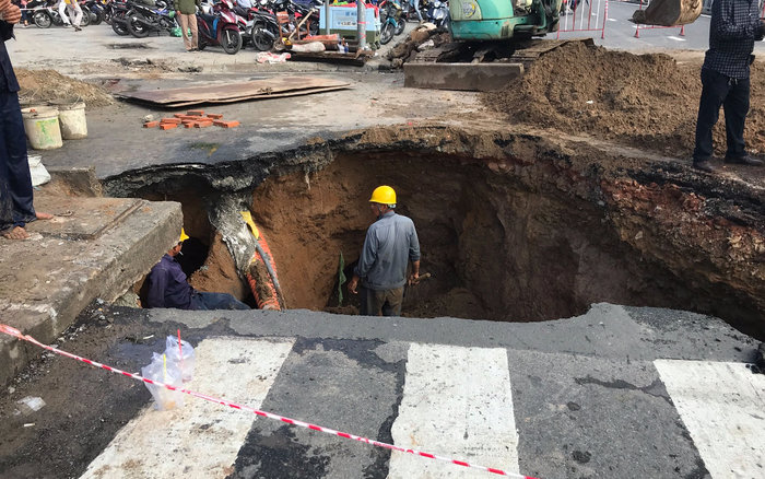 TP.HCM: Xuất hiện 'hố tử thần' khiến đoạn đường kẹt xe đông đúc Ảnh 2
