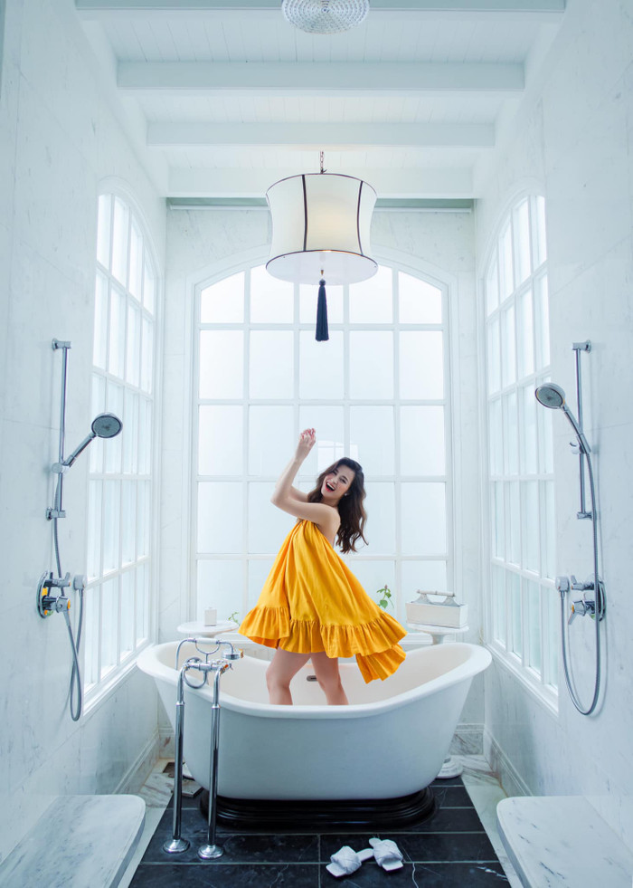 Cô cho biết từ khi có bé con trong bụng, nữ ca sĩ thấy mình cẩn thận và dịu dàng hơn hẳn