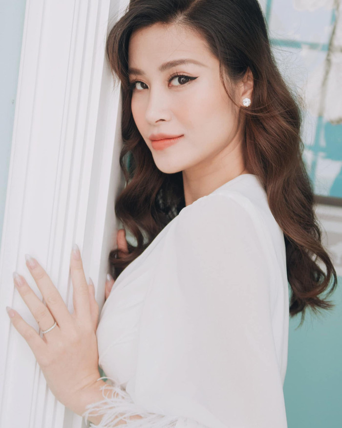 Nữ ca sĩ cho biết, vì sắp làm mẹ rồi, nên cô muốn dành cho công chúa nhỏ tình yêu dịu êm nhất