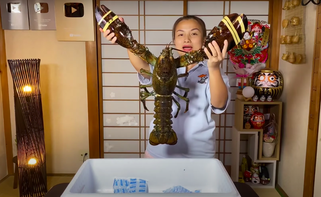 Quỳnh Trần khoe tôm hùm 'siêu to khổng lồ' nặng 3,7 kg