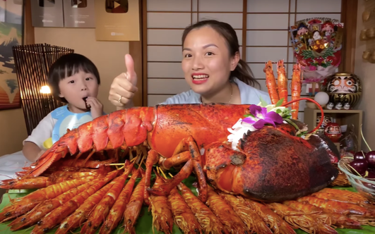 Mừng kênh YouTube đạt 1 tỉ view, Quỳnh Trần JP 'chơi lớn' với màn ăn mừng cực đỉnh Ảnh 2