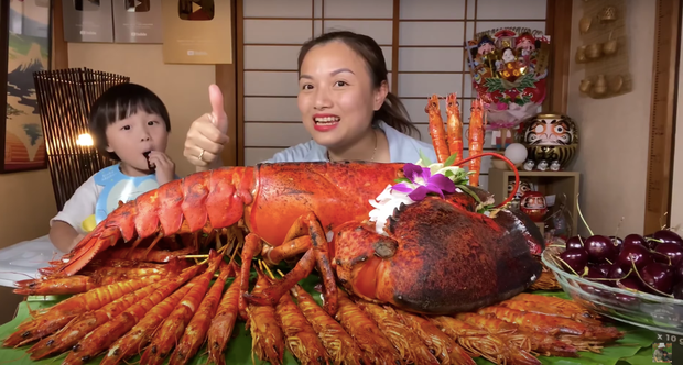 Hai mẹ con mở đại tiệc tôm hùm để ăn mừng 'chiến thắng'  này