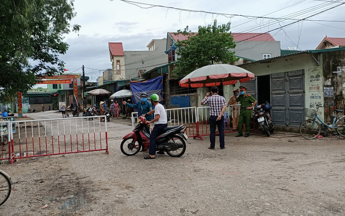 Chủ tịch tỉnh Thanh Hóa yêu cầu đình chỉ chủ tịch phường, trưởng trạm y tế phường ở Sầm Sơn lơ là chống dịch COVID-19 Ảnh 2