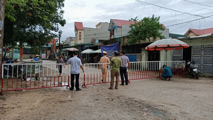 Khu vực thôn Nam Bắc và Tây Nam đã được lập chốt để kiểm soát người ra vào.