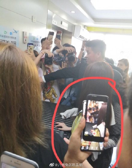 Cúc Tịnh Y bị chỉ trích mắc bệnh ngôi sao khi đuổi hết người trong thang máy để một mình độc chiếm Ảnh 4