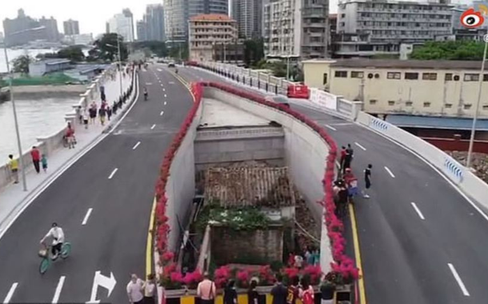 Ngôi nhà nhỏ chắn giữa đường cao tốc ở Trung Quốc Ảnh 2