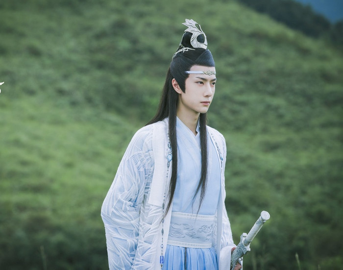 Vương Nhất Bác bị chỉ trích gương mặt không phù hợp với cổ trang