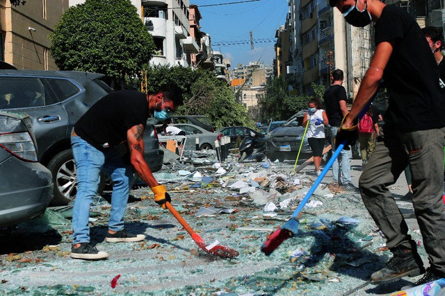 Người dân Beirut dọn dẹp đống đổ nát sau vụ nổ. (Ảnh: EPA)