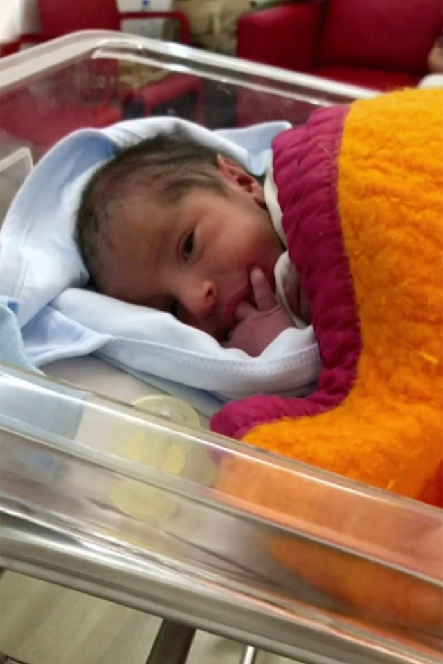 Bé trai khỏe mạnh chào đời khi vụ nổ kho hóa chất làm rung chuyển cả bệnh viện trong thành phố Beirut.