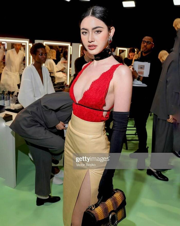 Tại Tuần lễ thời trang Milan hồi tháng 2 đầu năm nay, Ma nữ Mai Davika từng chiếm sóng cánh truyền thông quốc tế khi diện bộ cánh đến từ BST Xuân Hè 2020 của Gucci.