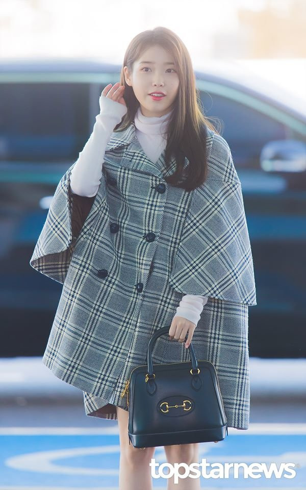 Em gái quốc dân IU từng lăng xê kiểu túi này trong style thời trang sân bay khi cô lên đường sang Ý dự Milan Fahsion Week 2020