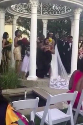 Con gái của cô dâu xông ra khi có người phụ nữ tuyên bố mang thai con của chú rể, phá hỏng đám cưới.
