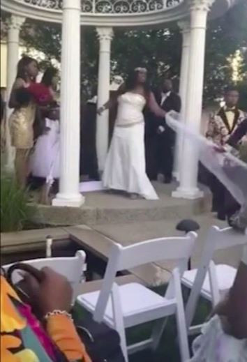 Cô dâu cố gắng ngăn cản con gái để tránh xảy ra ẩu đả.&nbsp;