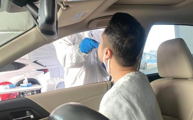 Ca sĩ Nhật Tinh Anh chủ động đi xét nghiệm COVID-19 ở Mỹ Ảnh 2