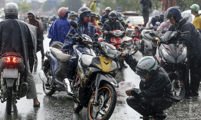 Phải làm gì khi xe bị ngập nước, chết máy để tránh mất thêm tiền Ảnh 6