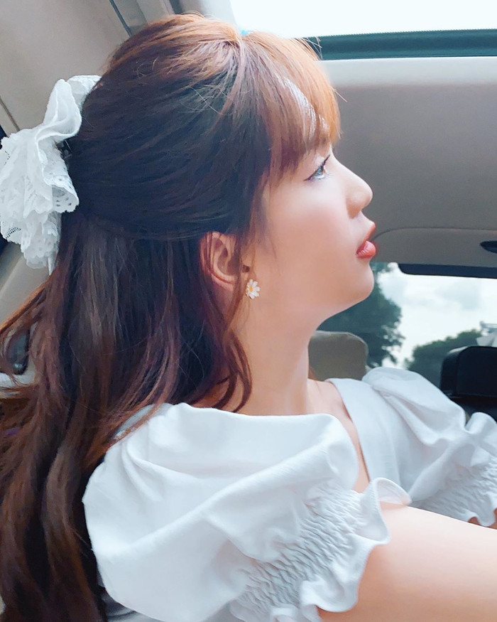 Trang điểm sương sương, Ngọc Trinh khiến fan phát ghen với gương mặt non choẹt búng ra sữa Ảnh 8