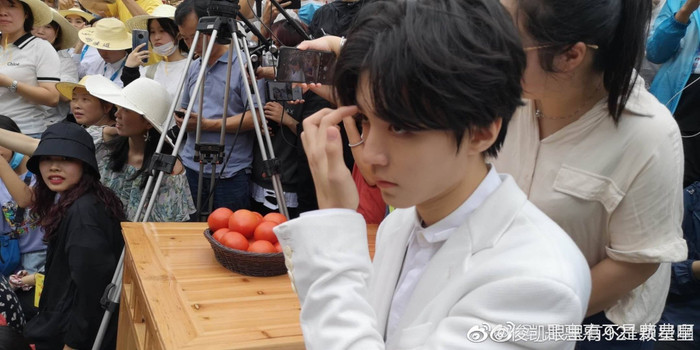 Vương Tuấn Khải xuất hiện trên sóng tin tức với thân phận đặc biệt và đây được xem là sự công nhận chính thức từ nhà đài Ảnh 3