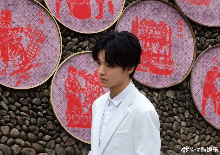 Vương Tuấn Khải xuất hiện trên sóng tin tức với thân phận đặc biệt và đây được xem là sự công nhận chính thức từ nhà đài Ảnh 4