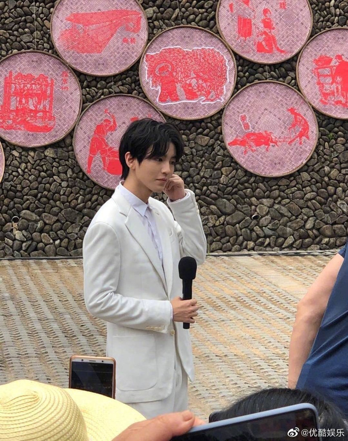 Vương Tuấn Khải xuất hiện trên sóng tin tức với thân phận đặc biệt và đây được xem là sự công nhận chính thức từ nhà đài Ảnh 5