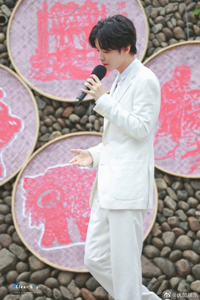 Vương Tuấn Khải xuất hiện trên sóng tin tức với thân phận đặc biệt và đây được xem là sự công nhận chính thức từ nhà đài Ảnh 8