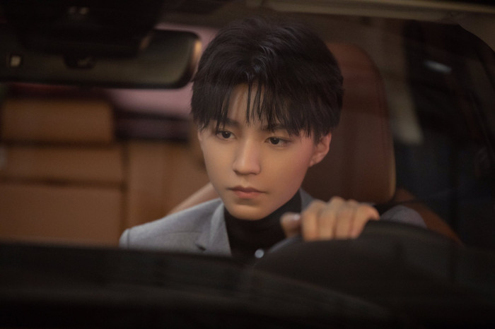 Vương Tuấn Khải xuất hiện trên sóng tin tức với thân phận đặc biệt và đây được xem là sự công nhận chính thức từ nhà đài Ảnh 9