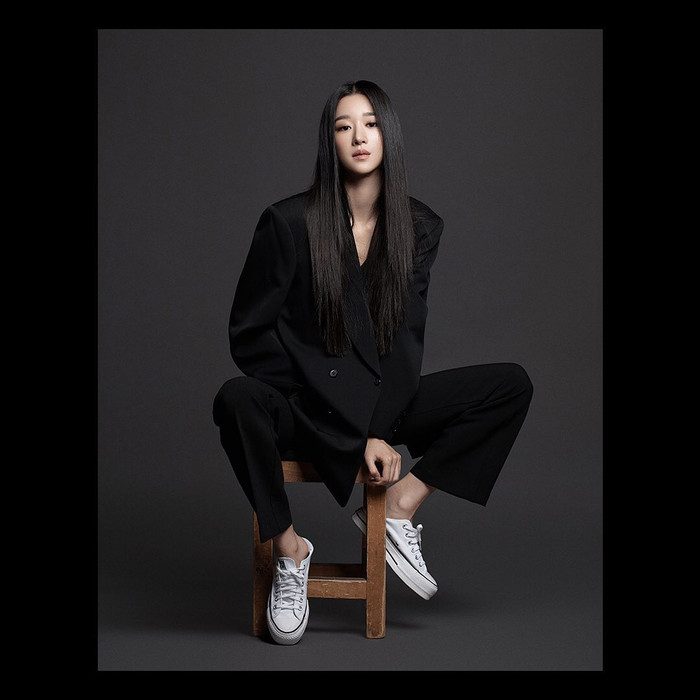 Mỹ nhân Hàn mix giày thể thao Converse với cả set đồ suit menswear ngầu vô cùng