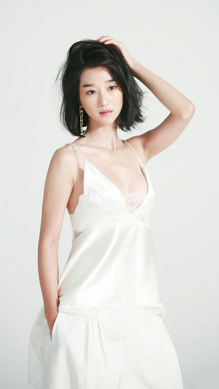 Người đẹp còn sở hữu 3 vòng chuẩn đét như người mẫu với vòng 1 'khủng' cùng vòng 2 phẳng lì 