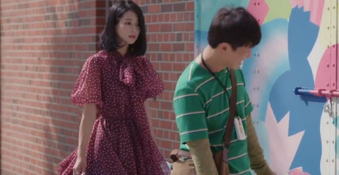 Bộ trang phục điệu đà làm bằng chất liệu lụa organza cùng những họa tiết chấm bi cổ điển tôn lên nhan sắc của nữ diễn viên chính