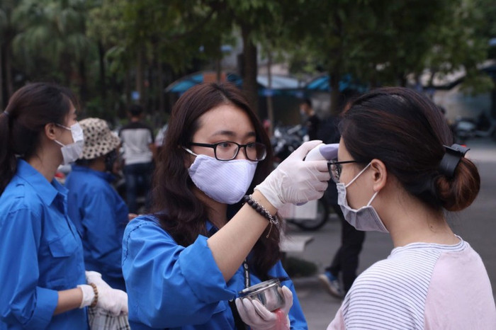 Kiểm tra thân nhiệt cho học sinh ôn thi tốt nghiệp.