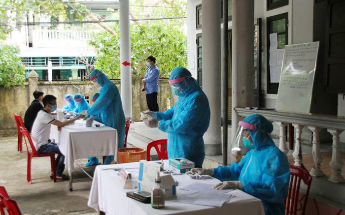 Xét nghiệm COVID-19 cho những người về từ vùng dịch tại Quảng Trị. Ảnh: VTV